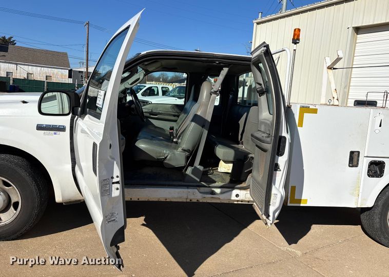 image for item DW7432 2005 Ford F250 XL Super Duty Ext. Cab utility bed pickup truck