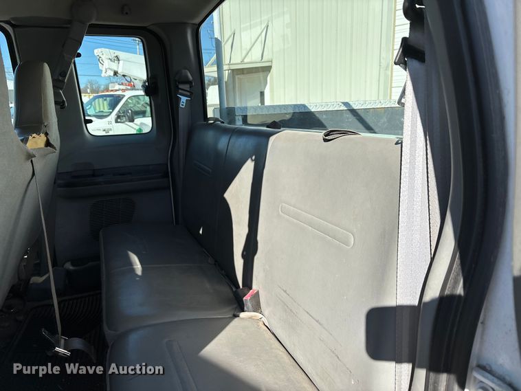 image for item DW7432 2005 Ford F250 XL Super Duty Ext. Cab utility bed pickup truck