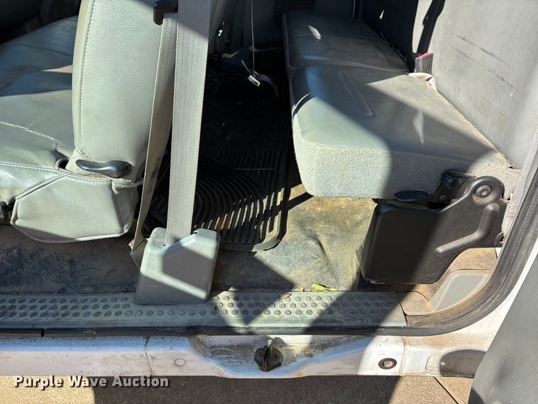 image for item DW7432 2005 Ford F250 XL Super Duty Ext. Cab utility bed pickup truck