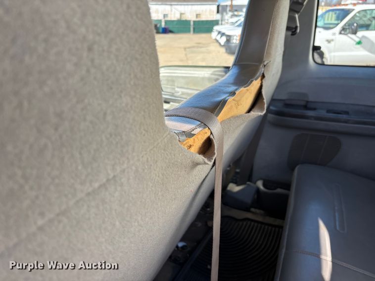 image for item DW7432 2005 Ford F250 XL Super Duty Ext. Cab utility bed pickup truck