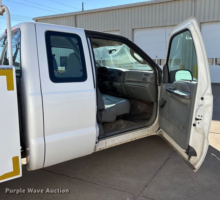 image for item DW7432 2005 Ford F250 XL Super Duty Ext. Cab utility bed pickup truck