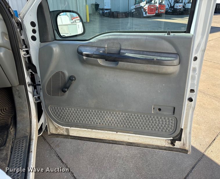 image for item DW7432 2005 Ford F250 XL Super Duty Ext. Cab utility bed pickup truck