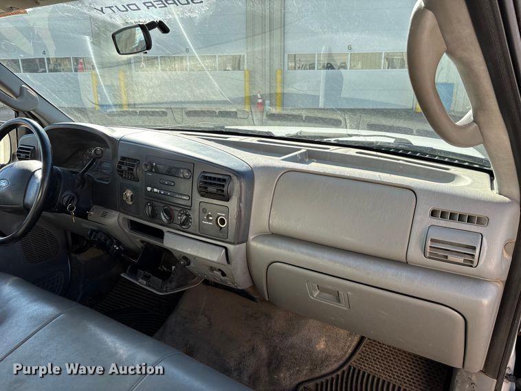 image for item DW7432 2005 Ford F250 XL Super Duty Ext. Cab utility bed pickup truck