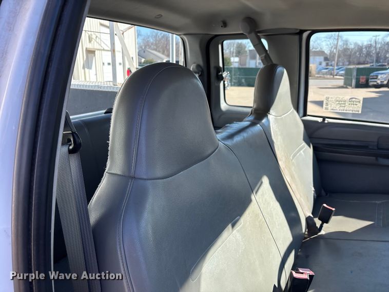 image for item DW7432 2005 Ford F250 XL Super Duty Ext. Cab utility bed pickup truck