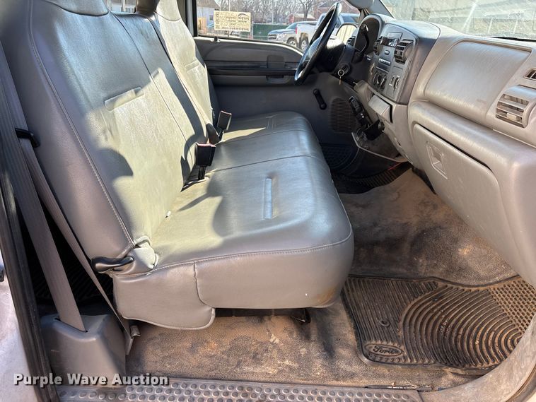 image for item DW7432 2005 Ford F250 XL Super Duty Ext. Cab utility bed pickup truck