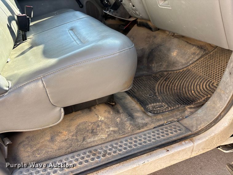 image for item DW7432 2005 Ford F250 XL Super Duty Ext. Cab utility bed pickup truck