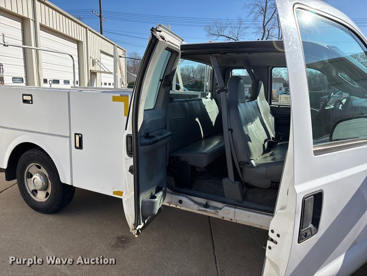 image for item DW7432 2005 Ford F250 XL Super Duty Ext. Cab utility bed pickup truck