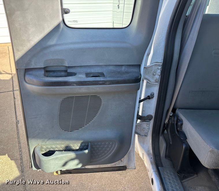 image for item DW7432 2005 Ford F250 XL Super Duty Ext. Cab utility bed pickup truck