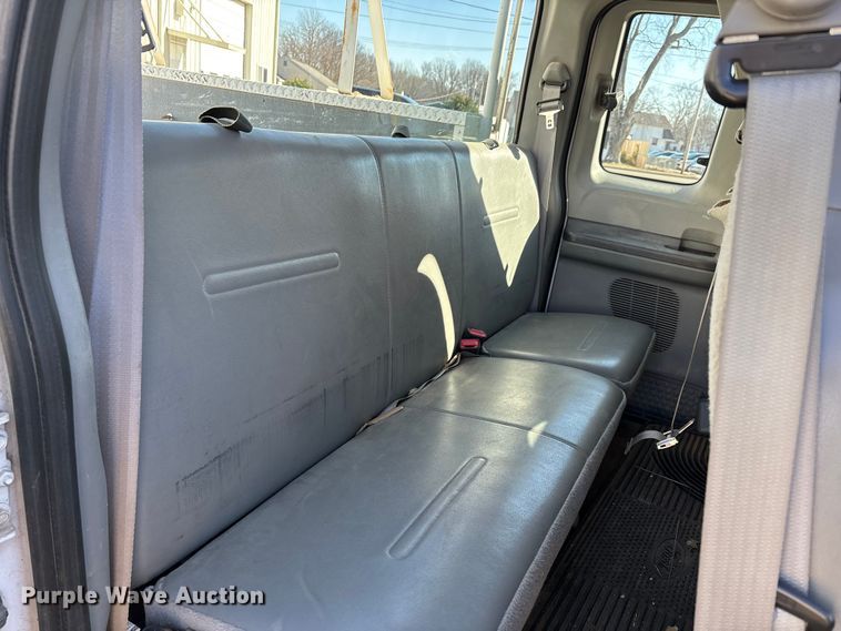 image for item DW7432 2005 Ford F250 XL Super Duty Ext. Cab utility bed pickup truck