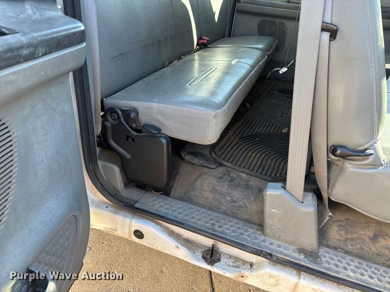 image for item DW7432 2005 Ford F250 XL Super Duty Ext. Cab utility bed pickup truck