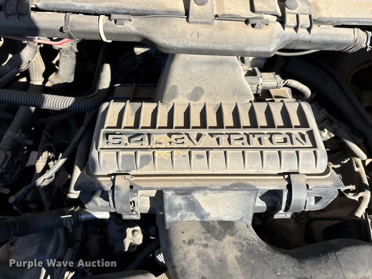 image for item DW7432 2005 Ford F250 XL Super Duty Ext. Cab utility bed pickup truck