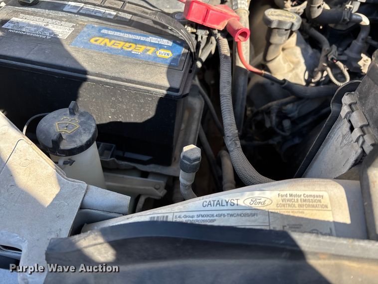 image for item DW7432 2005 Ford F250 XL Super Duty Ext. Cab utility bed pickup truck