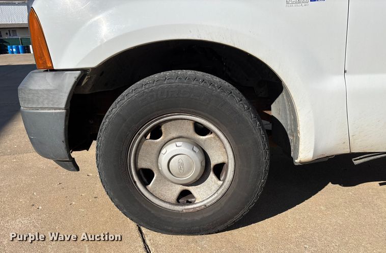 image for item DW7432 2005 Ford F250 XL Super Duty Ext. Cab utility bed pickup truck