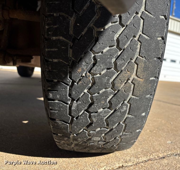 image for item DW7432 2005 Ford F250 XL Super Duty Ext. Cab utility bed pickup truck