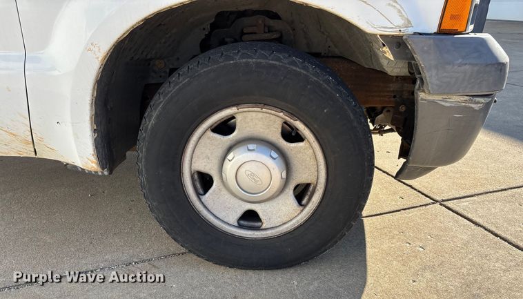 image for item DW7432 2005 Ford F250 XL Super Duty Ext. Cab utility bed pickup truck