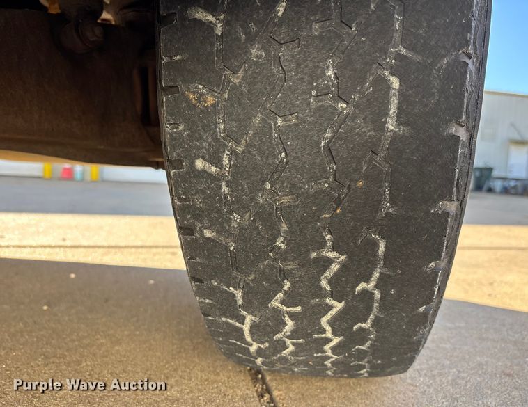 image for item DW7432 2005 Ford F250 XL Super Duty Ext. Cab utility bed pickup truck