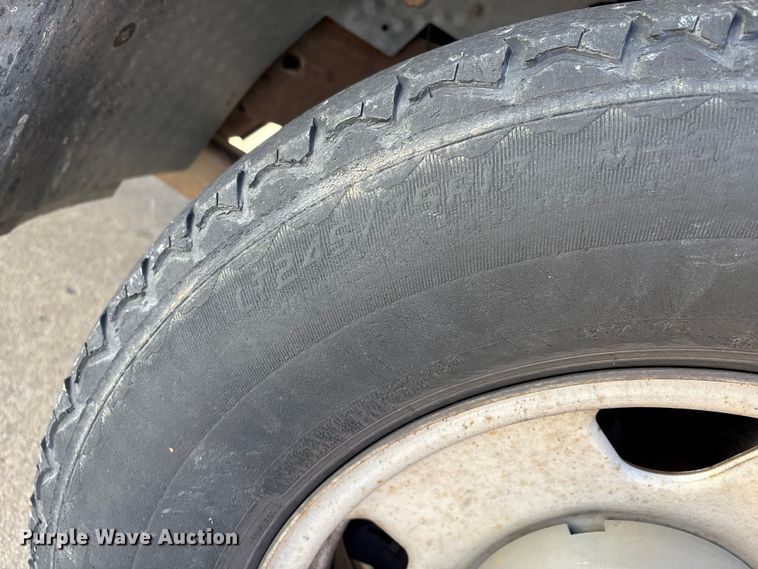 image for item DW7432 2005 Ford F250 XL Super Duty Ext. Cab utility bed pickup truck