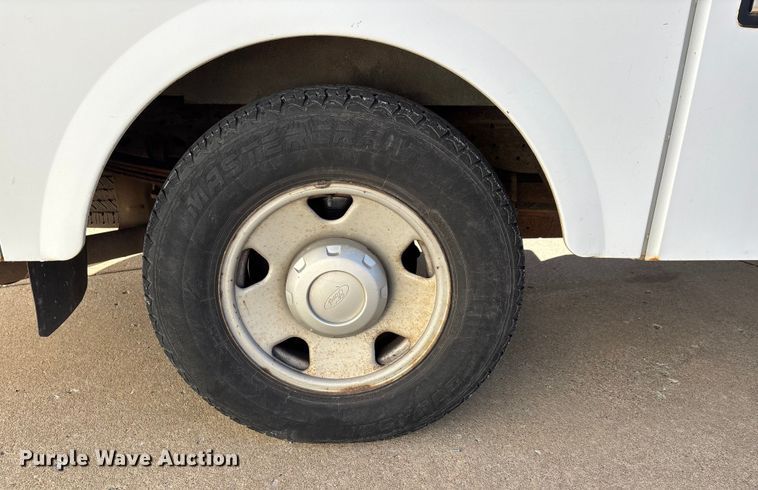 image for item DW7432 2005 Ford F250 XL Super Duty Ext. Cab utility bed pickup truck