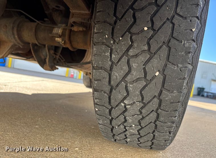 image for item DW7432 2005 Ford F250 XL Super Duty Ext. Cab utility bed pickup truck