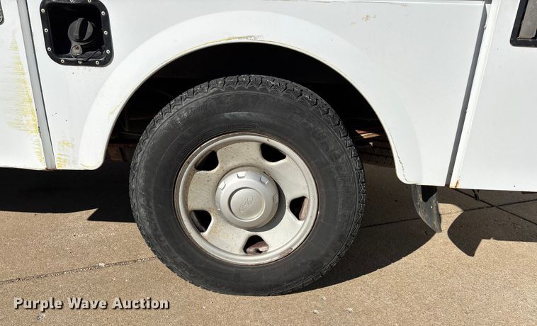 image for item DW7432 2005 Ford F250 XL Super Duty Ext. Cab utility bed pickup truck