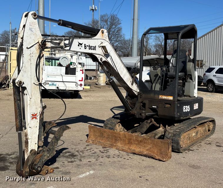 image for item DW7438 2010 Bobcat E35 mini excavator