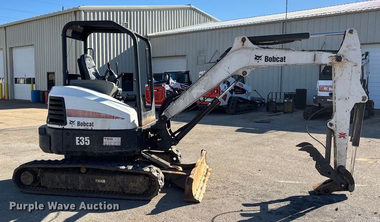 image for item DW7438 2010 Bobcat E35 mini excavator