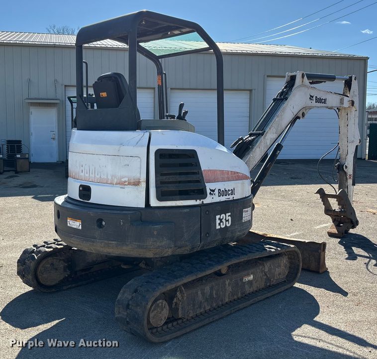 image for item DW7438 2010 Bobcat E35 mini excavator