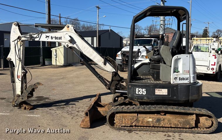 image for item DW7438 2010 Bobcat E35 mini excavator