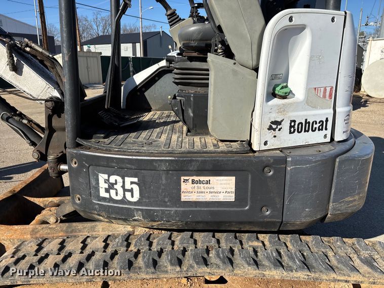 image for item DW7438 2010 Bobcat E35 mini excavator