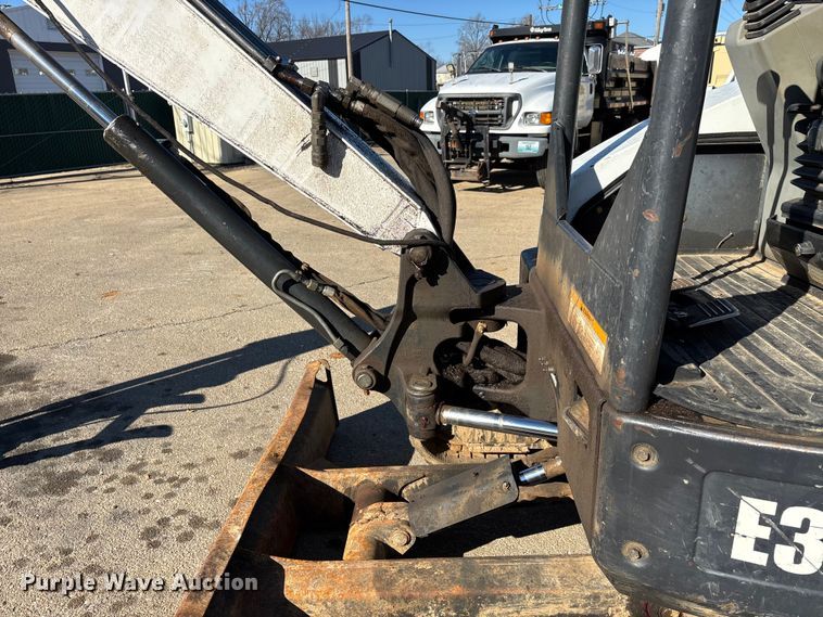 image for item DW7438 2010 Bobcat E35 mini excavator