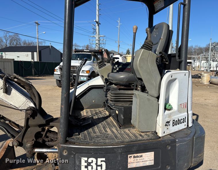 image for item DW7438 2010 Bobcat E35 mini excavator