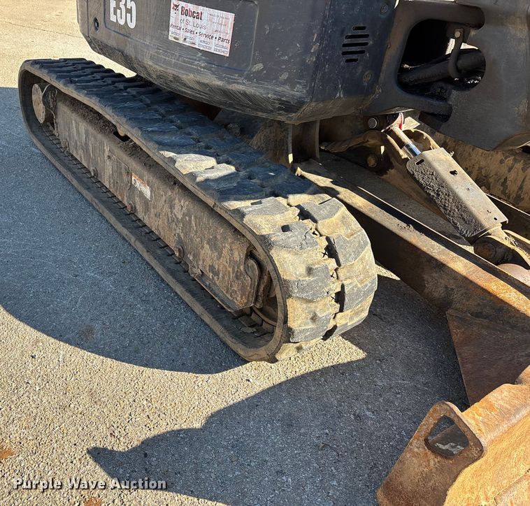 image for item DW7438 2010 Bobcat E35 mini excavator