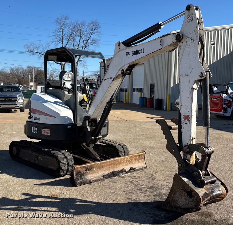 image for item DW7441 2014 Bobcat E35 mini excavator