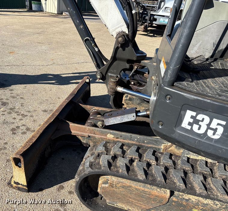 image for item DW7441 2014 Bobcat E35 mini excavator