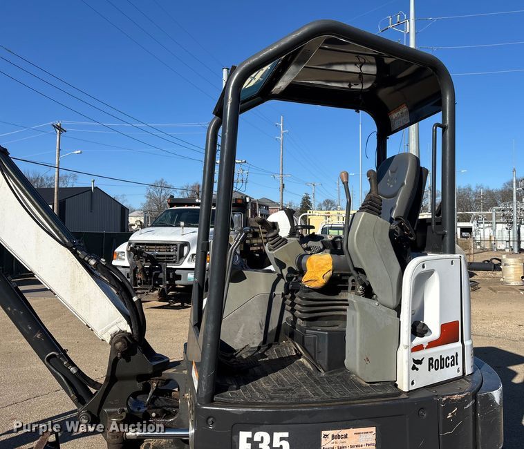 image for item DW7441 2014 Bobcat E35 mini excavator