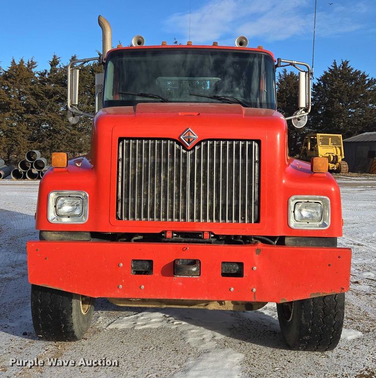 image for item EB1225 2002 International 5500i semi truck