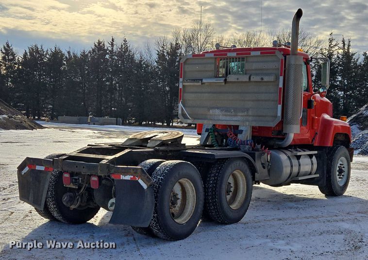 image for item EB1225 2002 International 5500i semi truck