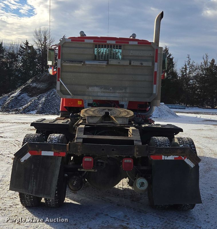 image for item EB1225 2002 International 5500i semi truck