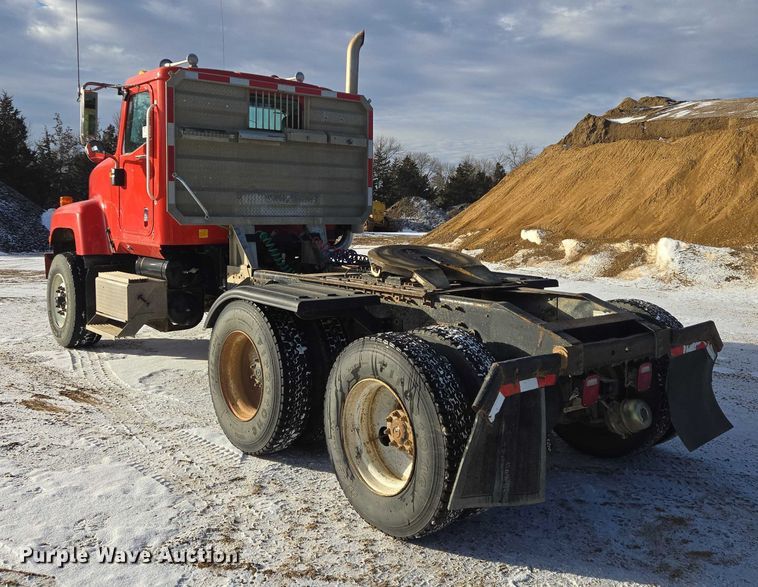 image for item EB1225 2002 International 5500i semi truck