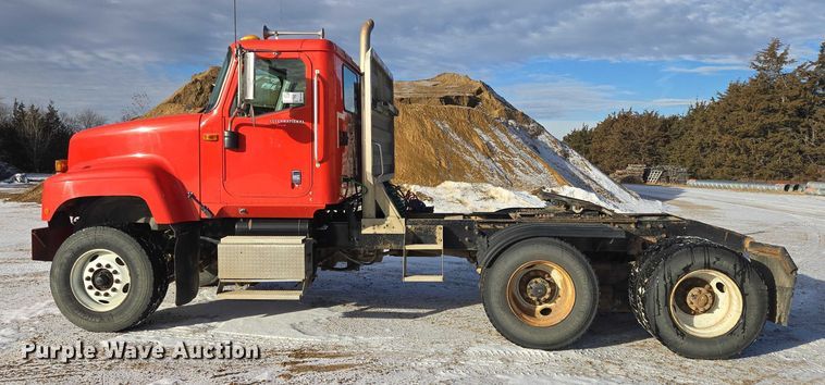 image for item EB1225 2002 International 5500i semi truck