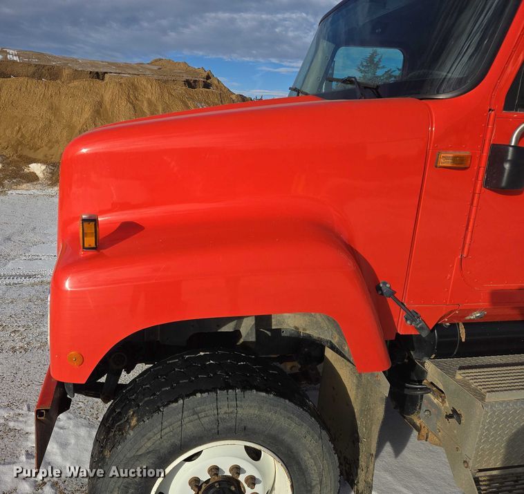 image for item EB1225 2002 International 5500i semi truck