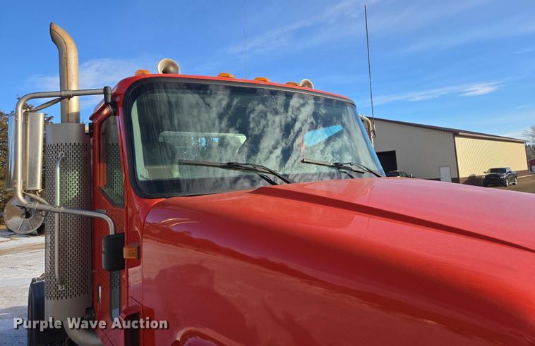 image for item EB1225 2002 International 5500i semi truck