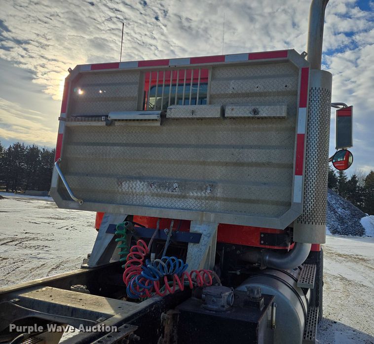 image for item EB1225 2002 International 5500i semi truck