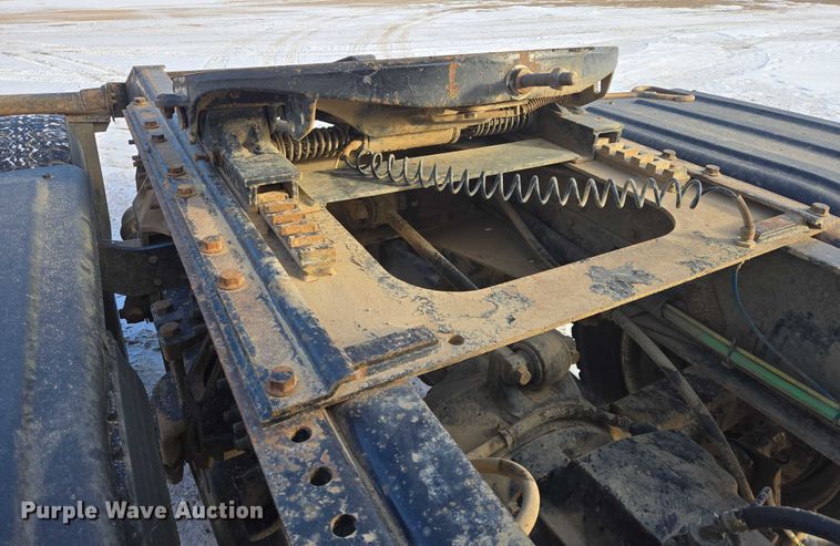 image for item EB1225 2002 International 5500i semi truck