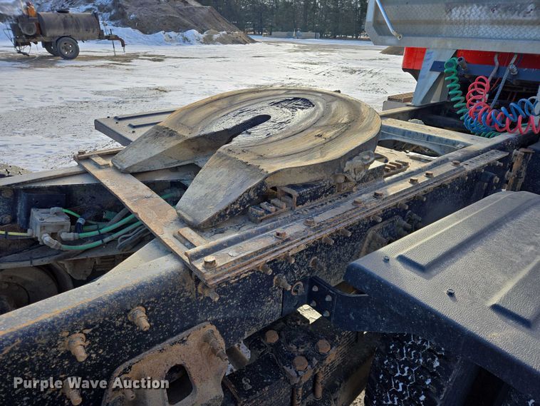 image for item EB1225 2002 International 5500i semi truck