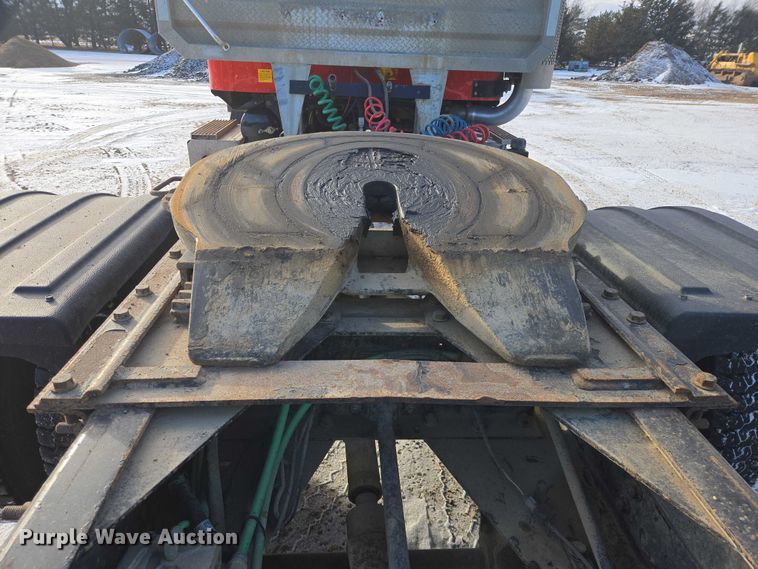 image for item EB1225 2002 International 5500i semi truck