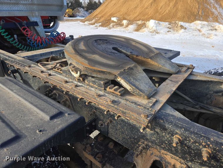 image for item EB1225 2002 International 5500i semi truck