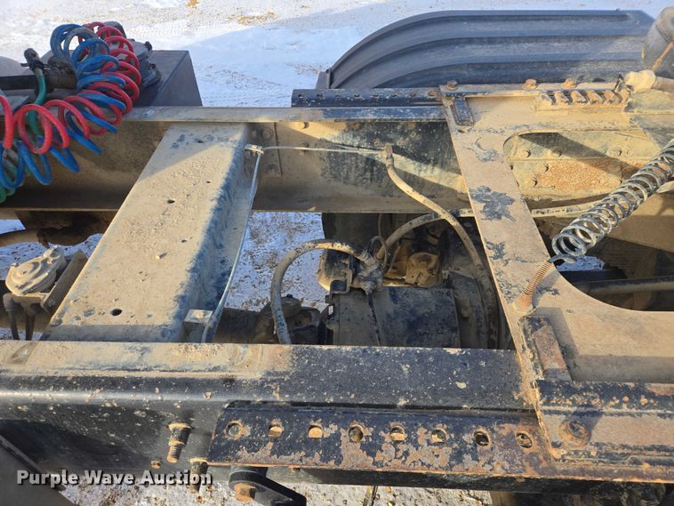 image for item EB1225 2002 International 5500i semi truck