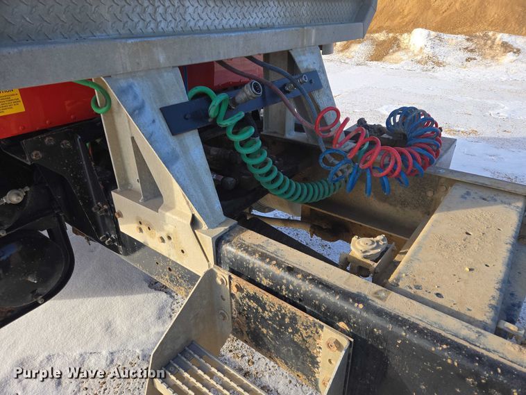 image for item EB1225 2002 International 5500i semi truck