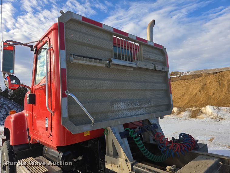 image for item EB1225 2002 International 5500i semi truck